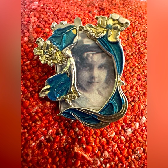 Vintage REO Ornate Flower Scrolls Enamel Picture Photo Frame Brooch Pin Floral - Picture 1 of 6